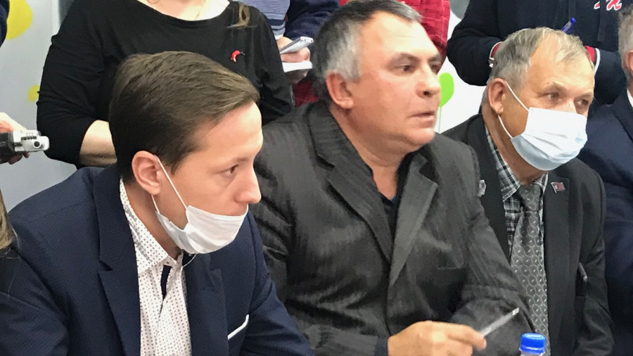 Общественник Кирилл Саидов (слева) и глава Сибирского сельсовета Олег Боронин.