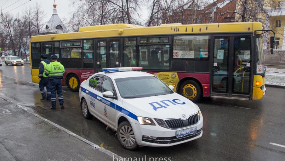 Проверки соблюдения масочного режима в общественном транспорте Барнаула.

