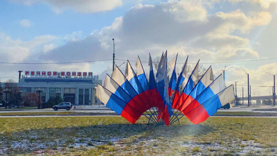 Барнаул украсили флагами ко Дню народного единства.