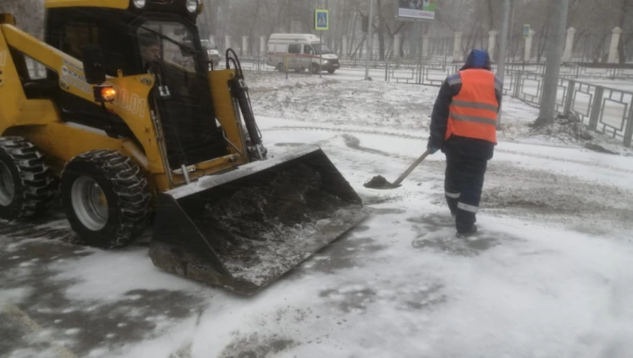 Борьба с гололедом в Барнауле.