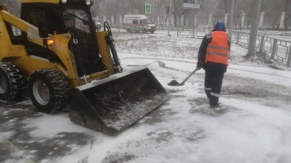 Борьба с гололедом в Барнауле.