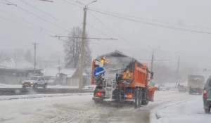 Снегопад и дорожная техника. 