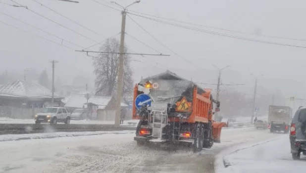 Снегопад и дорожная техника. 