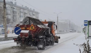 Снегопад и дорожная техника. 