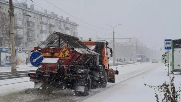 Снегопад и дорожная техника. 