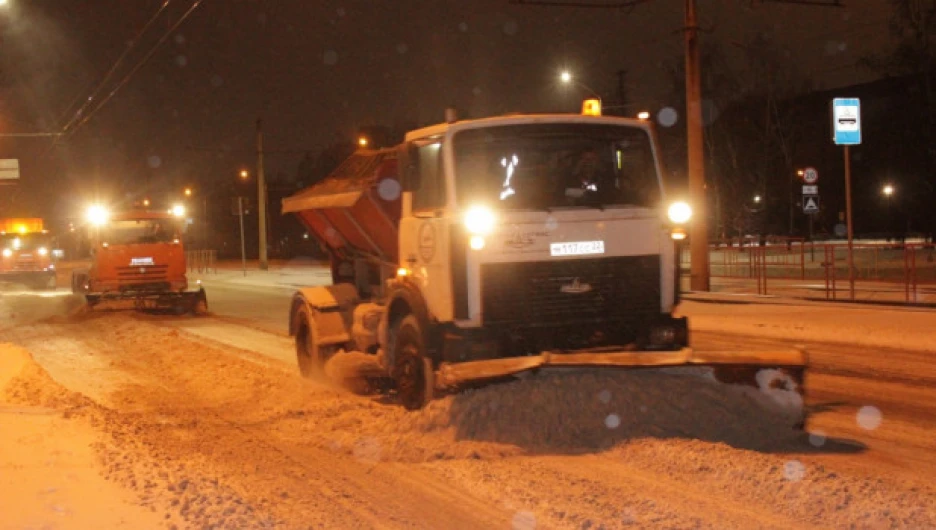 Главные магистрали Барнаула очистят от снега в ночь