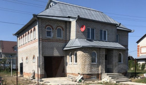 В Барнауле за 12 млн рублей продается дом с серым фасадом и лимонной кухней.