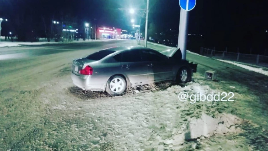 Молодой водитель влетел в столб в районе Речного вокзала в Барнауле