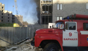Пожар на стройке в Барнауле на улице Парковая.