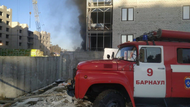 Пожар на стройке в Барнауле на улице Парковая.