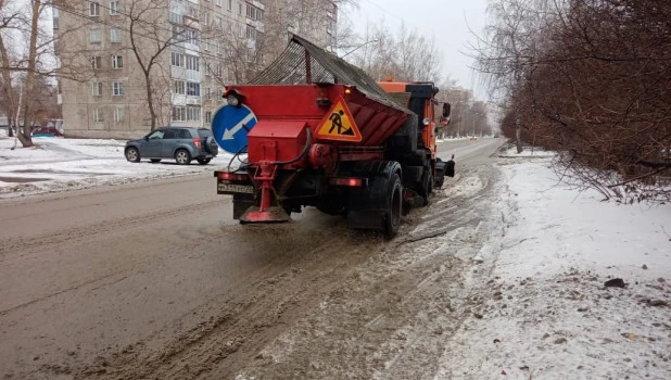 Уборка снега в Барнауле.