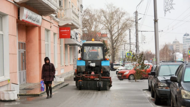 Уборка снега в Барнауле.