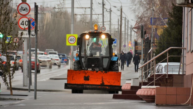 Уборка снега в Барнауле.