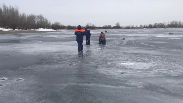 Жителей Барнаула проверяют за выход на лед на водоемах.