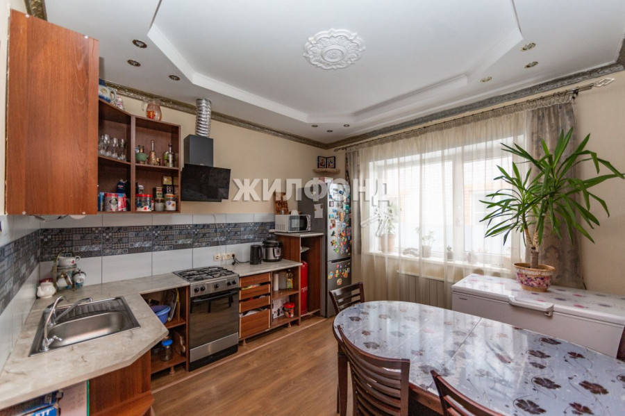 В Барнауле в Калманком пр-де за 13 млн рублей продается коттедж для большой семьи.