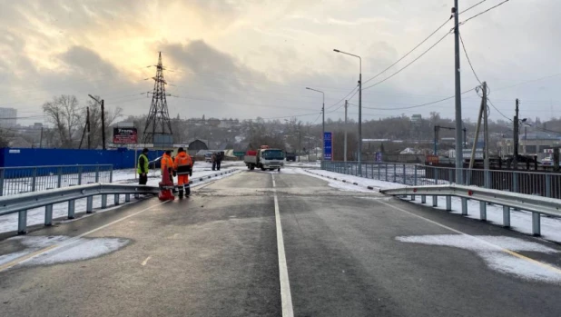  В Барнауле после масштабной реконструкции открыли мост на улице Челюскинцев.