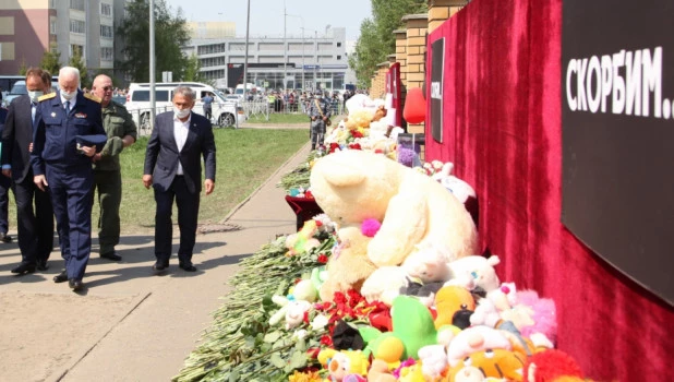 Александр Бастрыкин на месте трагедии в Казани.
