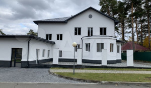 На барнаульской "рублевке" за 80 млн рублей продается "белый дом".