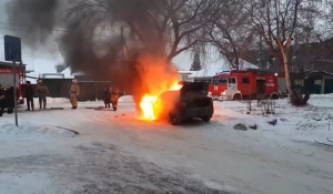 В Барнауле сгорела иномарка.