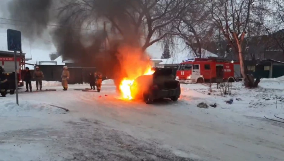 В Барнауле на выезде из двора загорелся Ford Focus