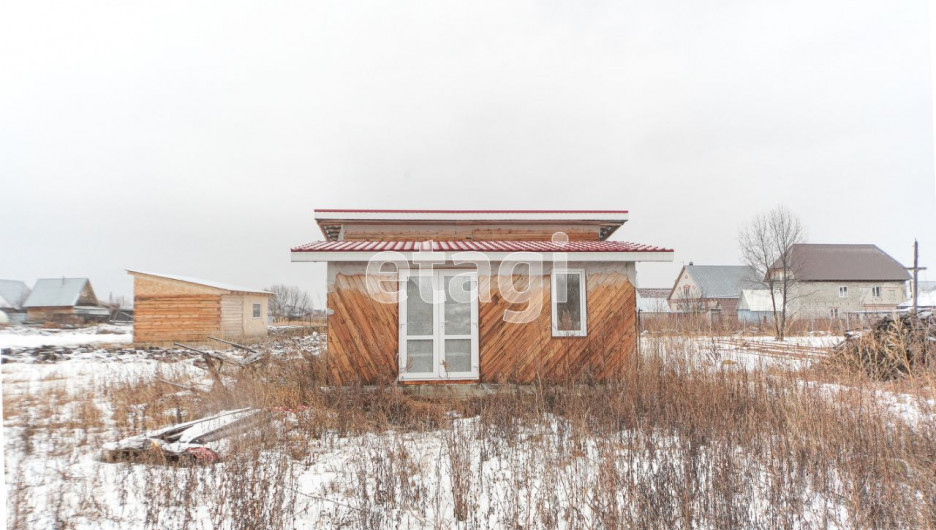 В Барнауле за 1,65 млн рублей продается "скандинавский" домик с видом на церковь.