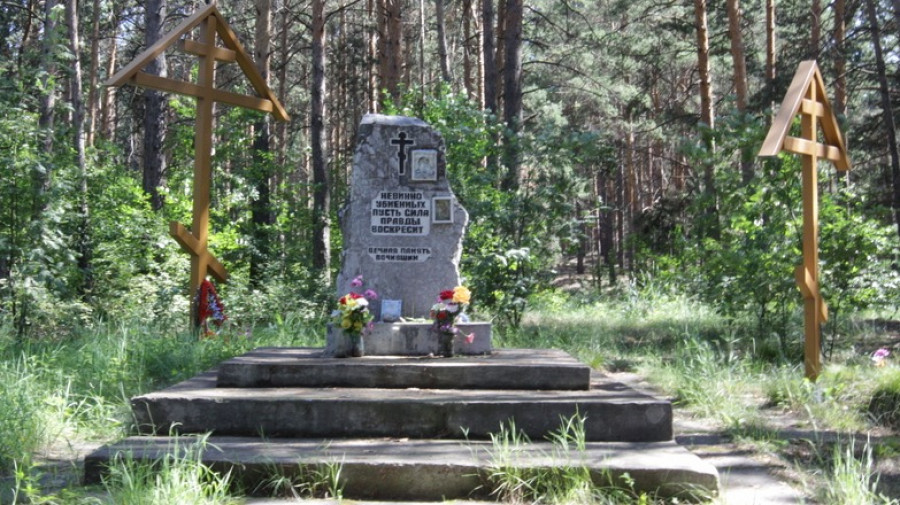 Памятник жертвам сталинских репрессий . Установлен 19 августа 1991 на месте захоронения останков расстрелянных в Барнаульской тюрьме НКВД