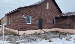В Барнауле за 3,4 млн рублей продается дом, похожий на английский таунхаус.
