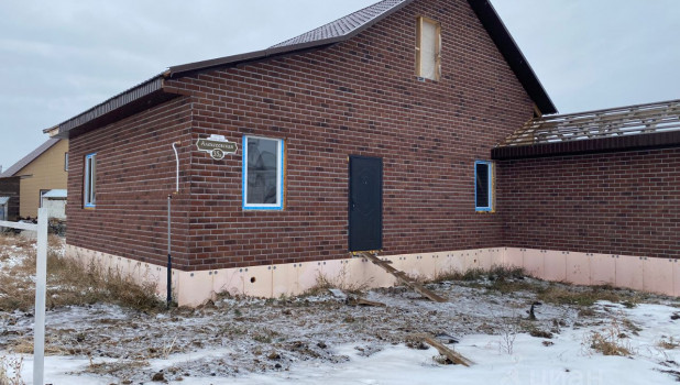 В Барнауле за 3,4 млн рублей продается дом, похожий на английский таунхаус.
