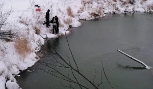 Водолазы подняли тело мужчины со дна реки.