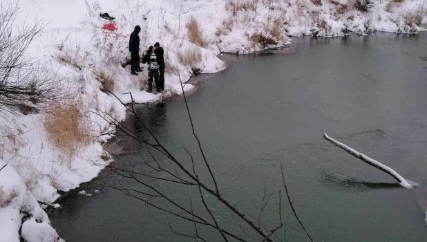 Водолазы подняли тело мужчины со дна реки.