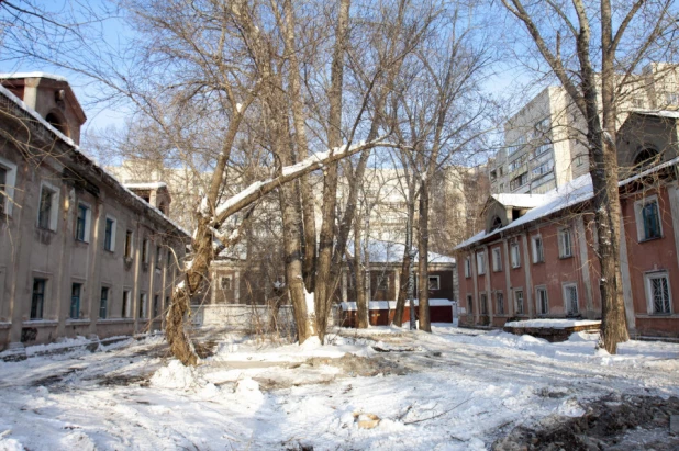 В Барнауле в районе моста на Новом рынке сносят очередной аварийный дом.