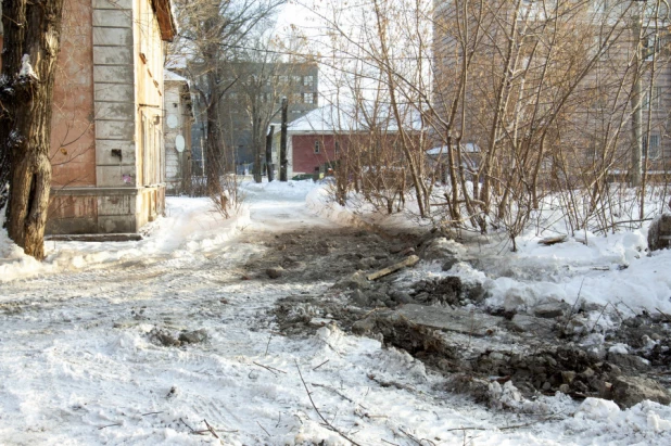 В Барнауле в районе моста на Новом рынке сносят очередной аварийный дом.