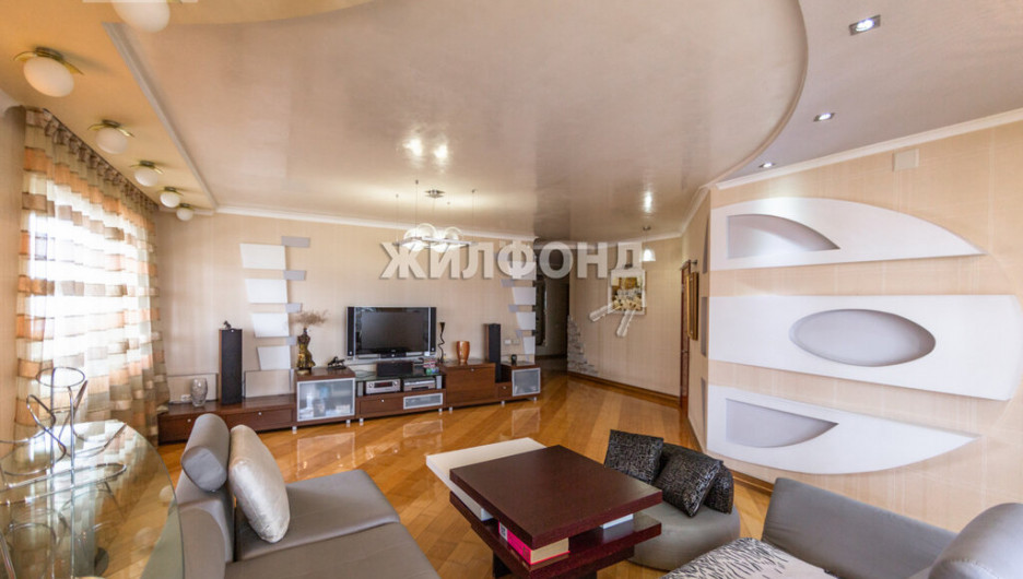 В центре Барнаула за 12 млн рублей продается подковообразная квартира с футуристическими интерьерами