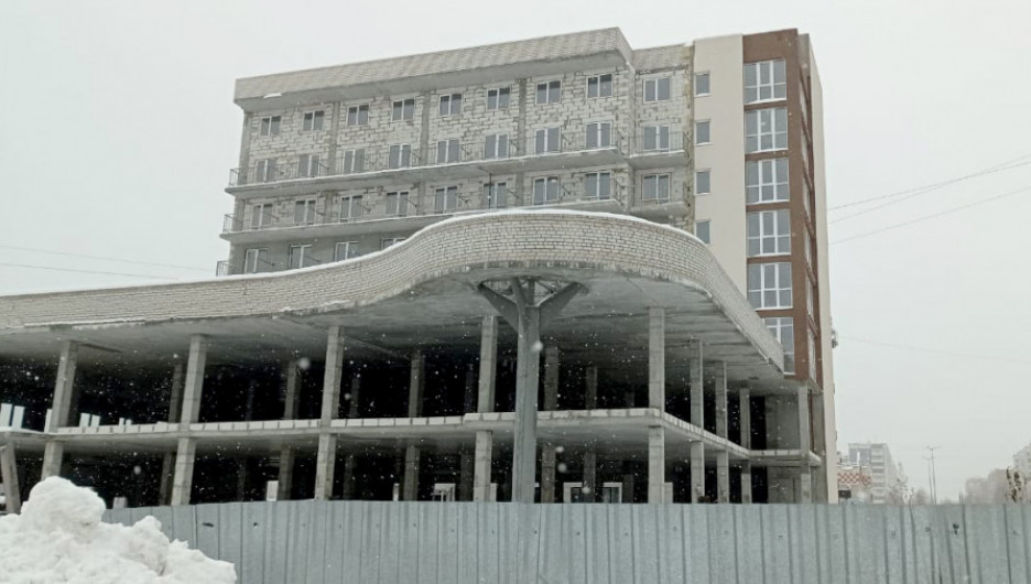 Недостроенный апарт-комплекс "Sky-M" на ул. Шумакова, 21. Ноябрь 2021 года.