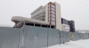 Недостроенный апарт-комплекс "Sky-M" на ул. Шумакова, 21. Ноябрь 2021 года.
