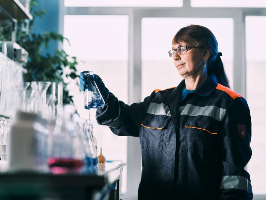 Елена Попова, лаборант химического анализа химического цеха Барнаульской ТЭЦ-3.