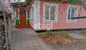 В Барнауле на ул. 2-я Северо-Западная, 126 за 4 млн рублей продается розовый дом с интерьером 50-х — 60-х годов.