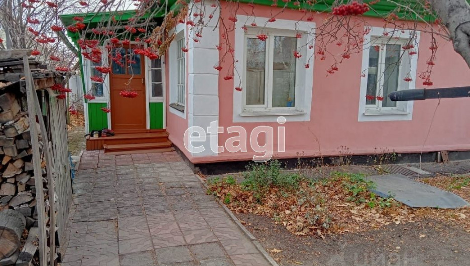 В Барнауле на ул. 2-я Северо-Западная, 126 за 4 млн рублей продается розовый дом с интерьером 50-х — 60-х годов.