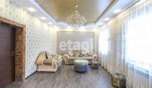 В Барнауле за 6,5 млн рублей продается дом с "золотым" потолком.
