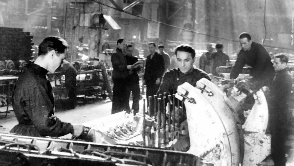 Работники на заводах во время войны