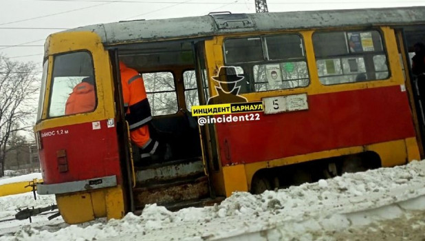 ДТП с участием трамвая в Барнауле.
