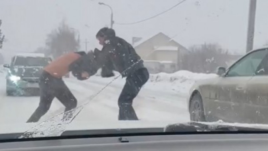 На видео попала драка новосибирских водителей посреди дороги