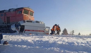  Скорая помощь попала под снегоуборочный поезд в Хабаровском крае.
