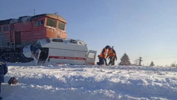 Скорая помощь попала под снегоуборочный поезд в Хабаровском крае.