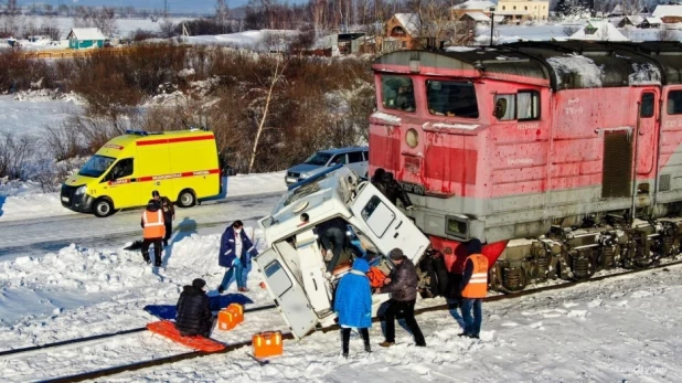  Скорая помощь попала под снегоуборочный поезд в Хабаровском крае.