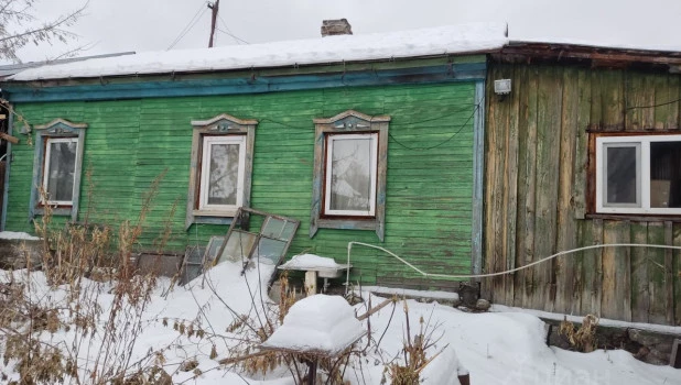 В Барнауле в районе гипермаркета "Арсидом" за 1 рубль сдается частный домик.