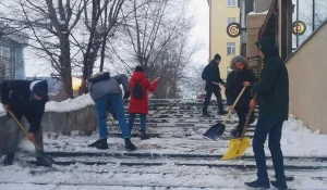 Студенты убирают снег в Барнауле.