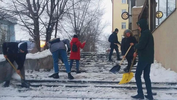 Студенты убирают снег в Барнауле.