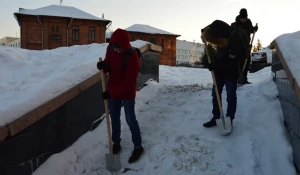 Студенты убирают снег в Барнауле.