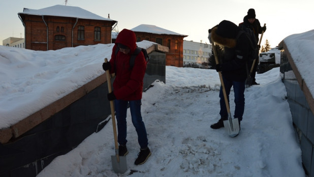 Студенты убирают снег в Барнауле.